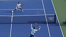 Ji�í Lehe�ka (�elem) bojuje ve t�etím kole US Open s Rusem Andrejem Rubljovem.