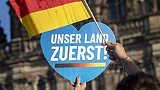 Píznivce Alternativy pro Nmecko (AfD) s modrým srdíkem se sloganem nae...