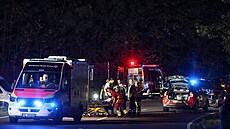 N�mecké záchranné a bezpe�nostní slo�ky na míst� útoku v Siegenu, kde �ena...