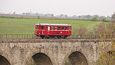 Hurvínek na kamenném viaduktu u �ervených Pe�ek