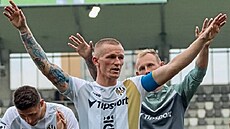 Petr Kode slaví se svými královéhradeckými spoluhrái výhru nad Mladou...