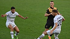 Giannis-Fivos Botos (vlevo) a Momilo Raspopovi  z Karviné, Jií Boula z...