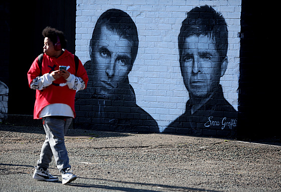 Liam a Noel Gallagherovi na muralu v Manchesteru (31. srpna 2024) 