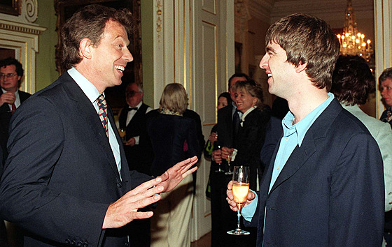 Noel Gallagher a premiér Tony Blair na party v Downing Street (30. ervence...