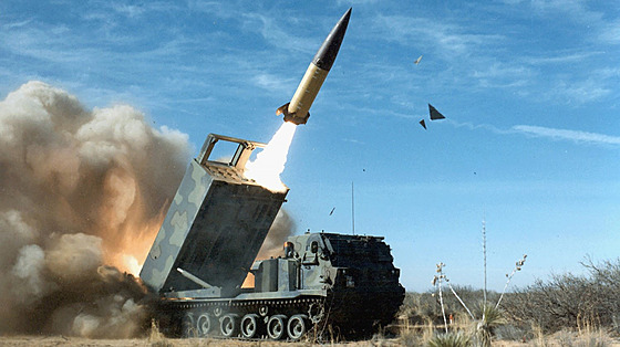 Americké taktické balistické stely ATACMS mají dostel a 300 kilometr.