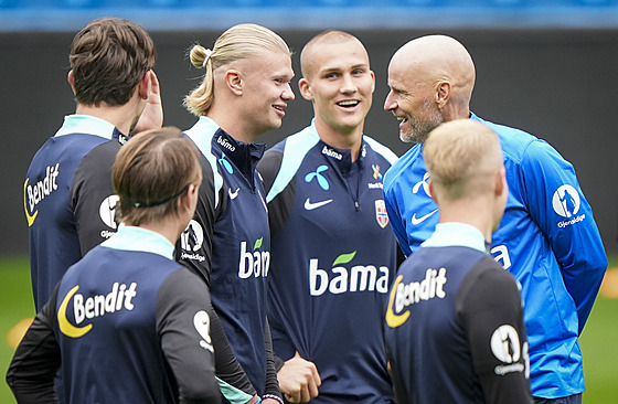 Zábava na tréninku norské fotbalové reprezentace.