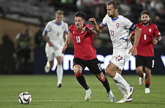 Kapitán �eské reprezentace Tomá� Sou�ek (vpravo) p�i utkání v Gruzii.