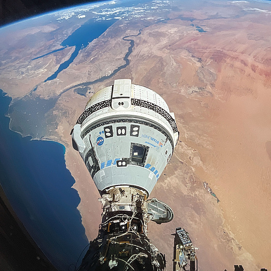 Kosmická lo Starliner zakotvená u Mezinárodní kosmické stanice