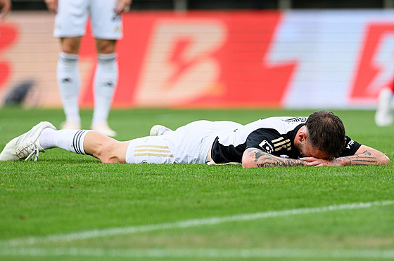 Obránce Nicolas Keckeisen z eských Budjovic.