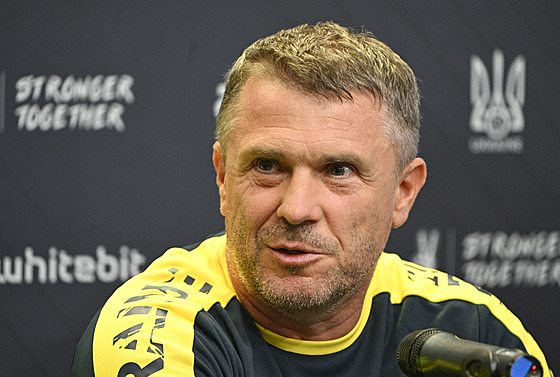 Ukrajinský trenér Serhij Rebrov na tiskové konferenci.