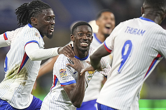 Francouztí fotbalisté slaví trefu Ousmaneho Dembélého (uprosted) v zápase s...