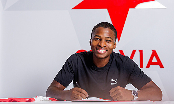 Kamerunský obránce Simion Míchez jako nová posila Slavie.