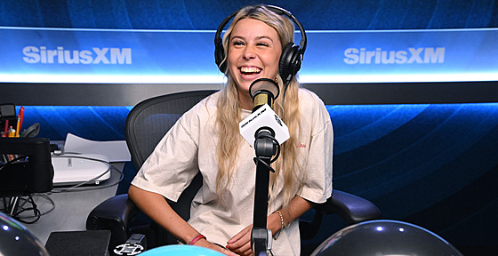 Jako sluní�ko. Hawk Tuah Girl osl�uje bezprost�edností a upovídaností. A cht�jí...