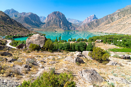 Nádherné jezero Iskanderkul ve Fanských horách