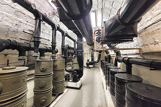 Náv�t�vníci si mohou prohlédnout technické vybavení krytu.