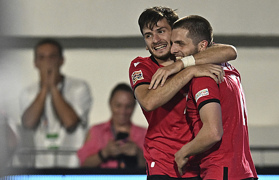 Gruzínský zálo�ník Giorgi �akvetadze (vpravo) se raduje ze svého gólu proti...