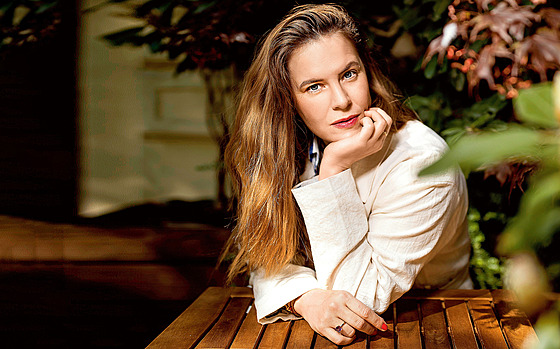 Jako komediální here�ka sr�í vtipem a energií. Tuto polohu p�edvedla t�eba v...