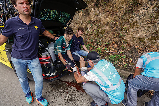 Léka� závodu o�et�uje potlu�eného Wouta van Aerta, Belgi�an p�esto musel Vueltu...