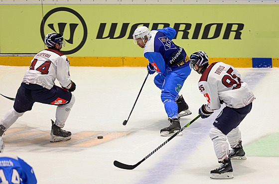 Krystian Dziubinski zavá�í puk do úto�ného pásma.