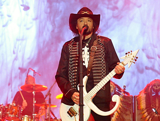 Robert Kodym vystoupil s kapelou Lucie pod hradem Bezd�z (31. srpna 2024)