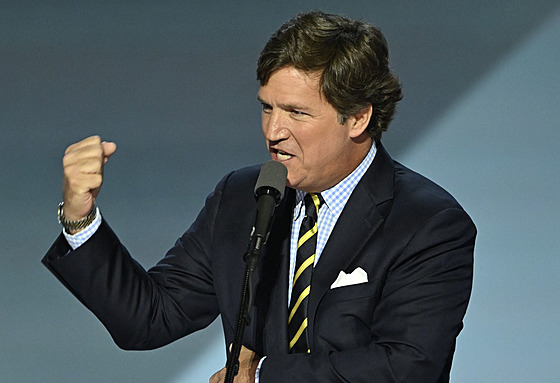 Americký moderátor Tucker Carlson na republikánském shromádní (19. ervence...