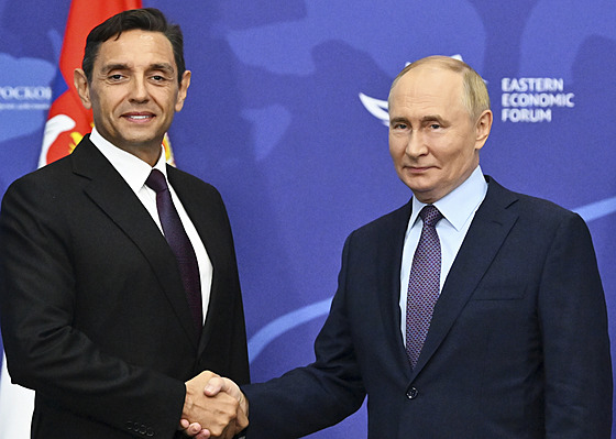 Místop�edseda srbské vlády Aleksandar Vulin se hospodá�ského fóra ve...