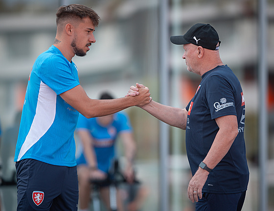 Mat�j Ryne�, jeden z nová�k� v �eské reprezentaci, se zdraví s trenérem Ivanem...