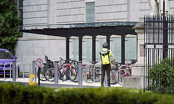 U budovy irského parlamentu v Dublinu vznikl p�íst�e�ek pro jízdní kola v cen�...