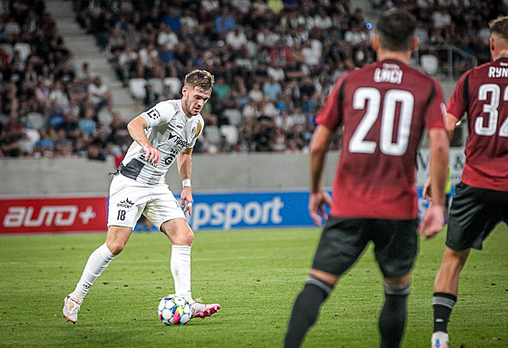 Daniel Samek (vlevo) během zápasu proti Spartě.