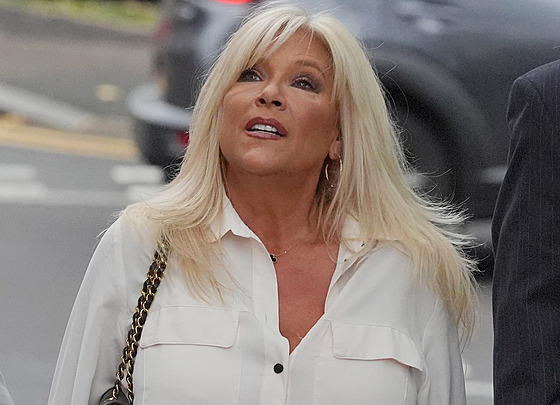 Samantha Fox pichází k soudu (2. záí 2024)