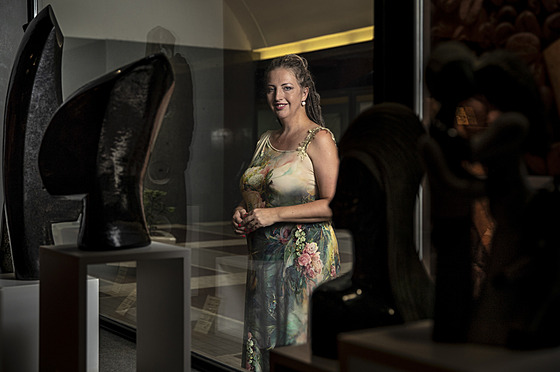 Hana Homolková, která se od roku 2011 v�nuje prodeji soch ze Zimbabwe se svým...