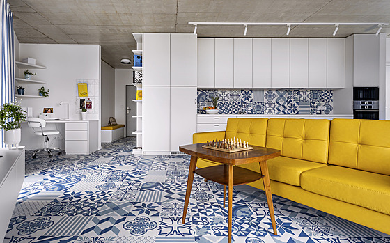 Divoké vzory patchworkové dla�by dopl�uje bílá barva. Celý koncept o�ivuje...