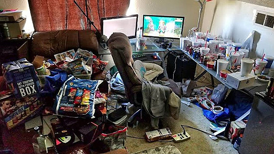 Nepoádek v byt streamera Asmongolda