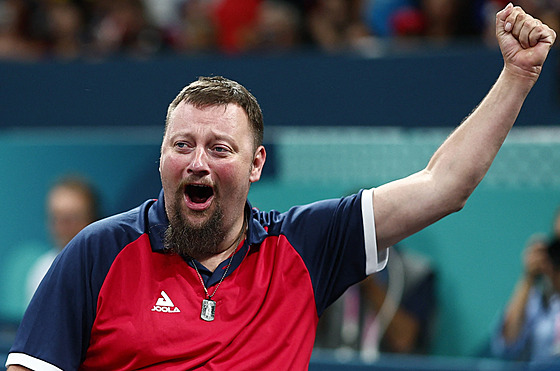 �eský para stolní tenista Ji�í Suchánek se raduje z postupu do pa�í�ského...