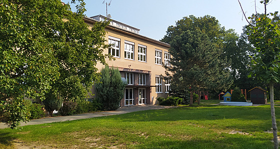 Základní a mate�ská �kola v hradecké Mal�ov� Lhot�, která dostane nový kabát i...