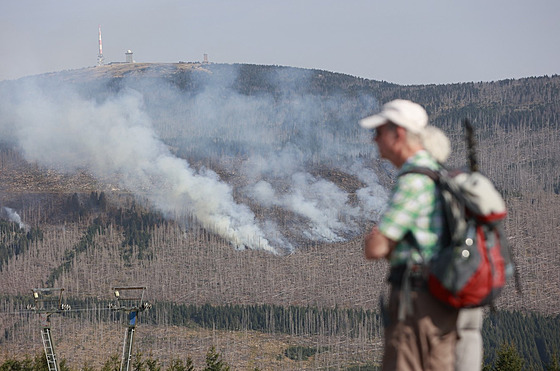 V nmeckém pohoí Harz hoí les. Hasii se ho snaí uhasit i z výky. (7. záí...