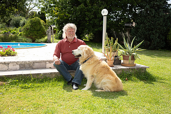 Krom� dvounohých obyvatel d�m hlídají i dva pejsci a kocour.