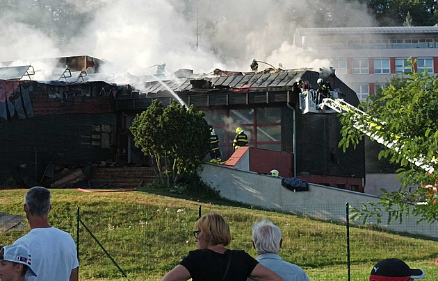 Vypalovali vosí hnízdo nad krytým bazénem. Shořel a Krumlov musí postavit nový