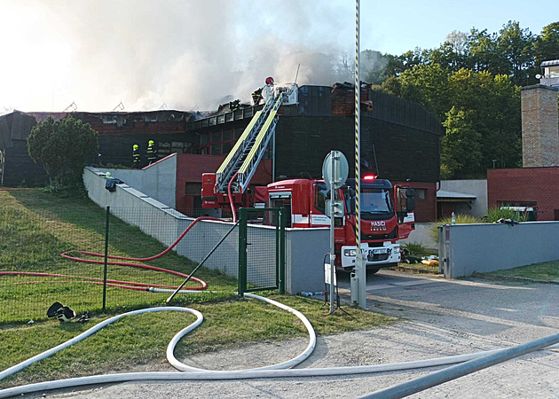 Rok od požáru. Demolice vyhořelého bazénu v Českém Krumlově začne v srpnu