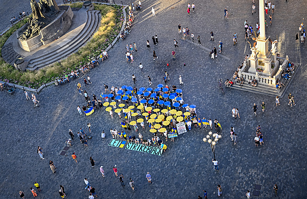 Mapa Ukrajiny z deštníků. Účastníci akce v Praze podpořili napadenou zemi