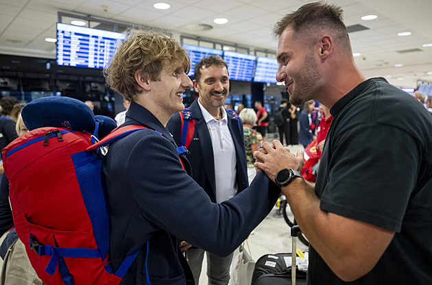 Vítání úspěšných paralympioniků: Děti v náručí i troubení. Hrdina musí do školy