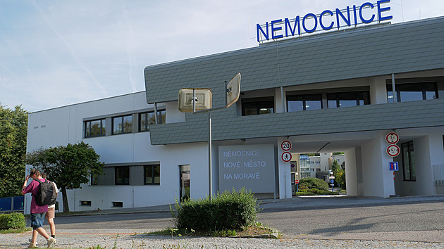 Ocelová konstrukce budovy architektonicky sjednocuje komplikovaný pdorys...