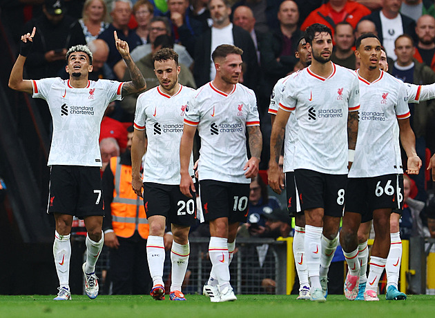 Liverpool dal v derby tři góly United. Chelsea s bodem, Newcastle spasil Isak