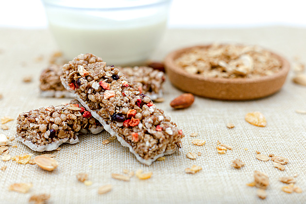 Test müsli a ořechových tyčinek. Spíš sladkost než svačina, chybí jogurt i ovoce