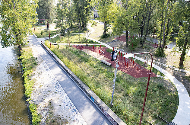 Koupání ve Vltavě, posezení, odpočinek i cvičiště. Praha 7 dokončila park U Vody