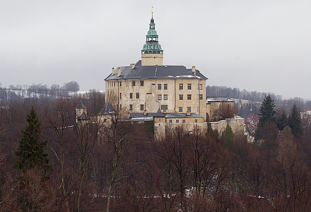Hitlerovy obrazy i šlechta na cestách. Památky lákají na novinky, ale zdraží