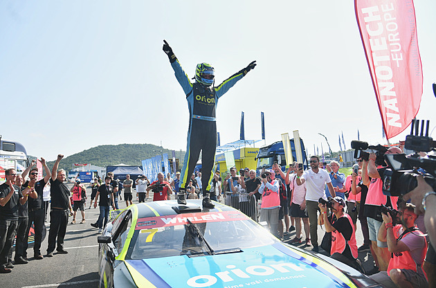 Konečně! Hvězda NASCAR Doubek poprvé zezlátl v Mostě. A chce prorazit i v USA