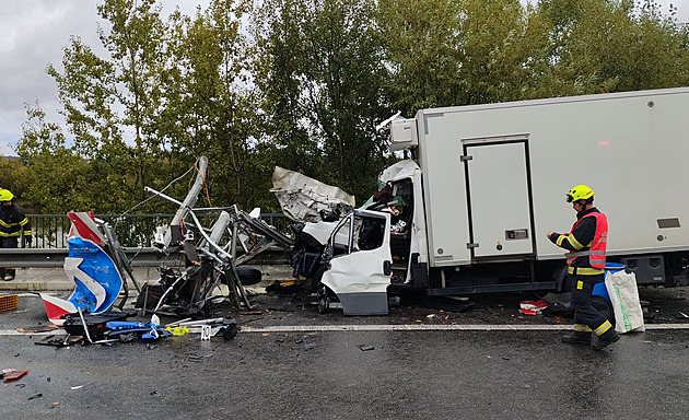 Dodávka u Tábora najela do směrové šipky údržby. Dva řidiči jsou zranění