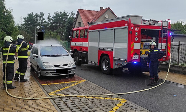 Opilý muž chtěl zabránil manželce v odjezdu, auto polil benzinem