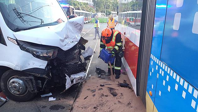 Pi ranní sráce osobního auta, mikrobusu a tramvaje poblí brnnského hlavního...